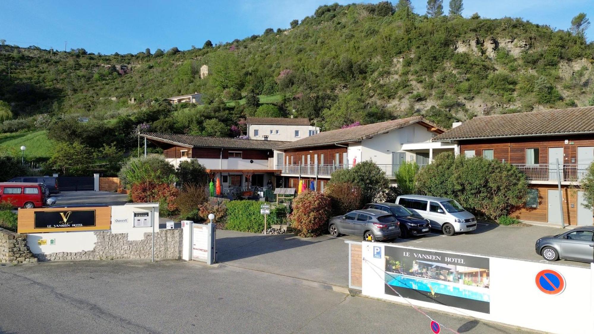 Hotel Le Vanséen Les Vans Exterior foto
